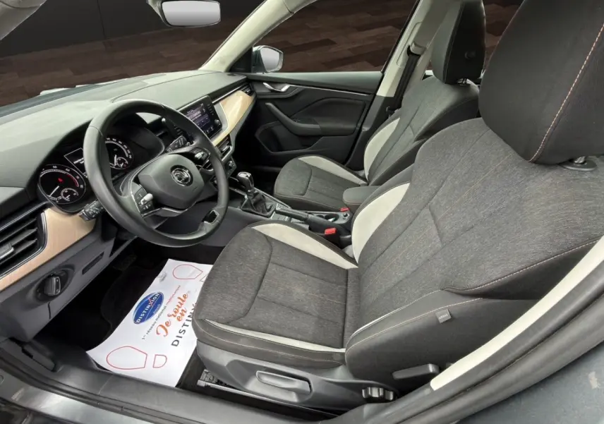 Gros plan sur la jante bi-ton noire et argent du côté gauche d’un Skoda Kamiq gris foncé 2023.