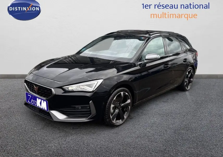 Vue 3/4 avant d'une CUPRA LEON ST noire Midnight Metal avec jantes bi-ton et calandre marquée.