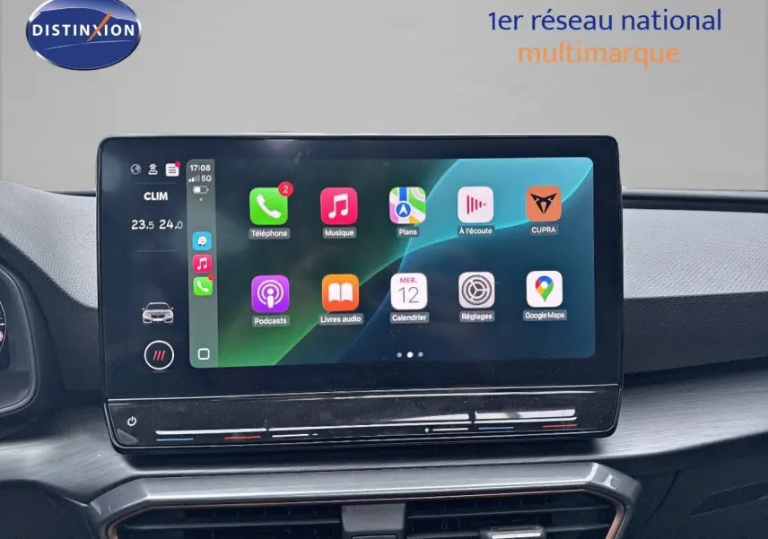 Écran tactile central affichant les applications connectées dans l'habitacle d'une CUPRA LEON ST 2024.