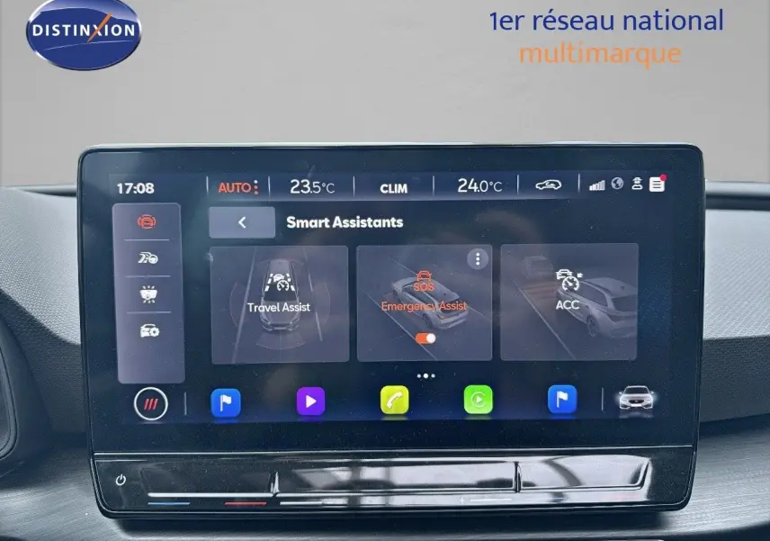 Écran tactile central affichant les assistants intelligents dans l'habitacle d'une CUPRA LEON ST noir Midnight Metal 2024.