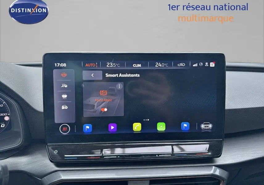 Écran tactile central affichant les assistants intelligents dans l'habitacle moderne d'une CUPRA LEON ST noire.