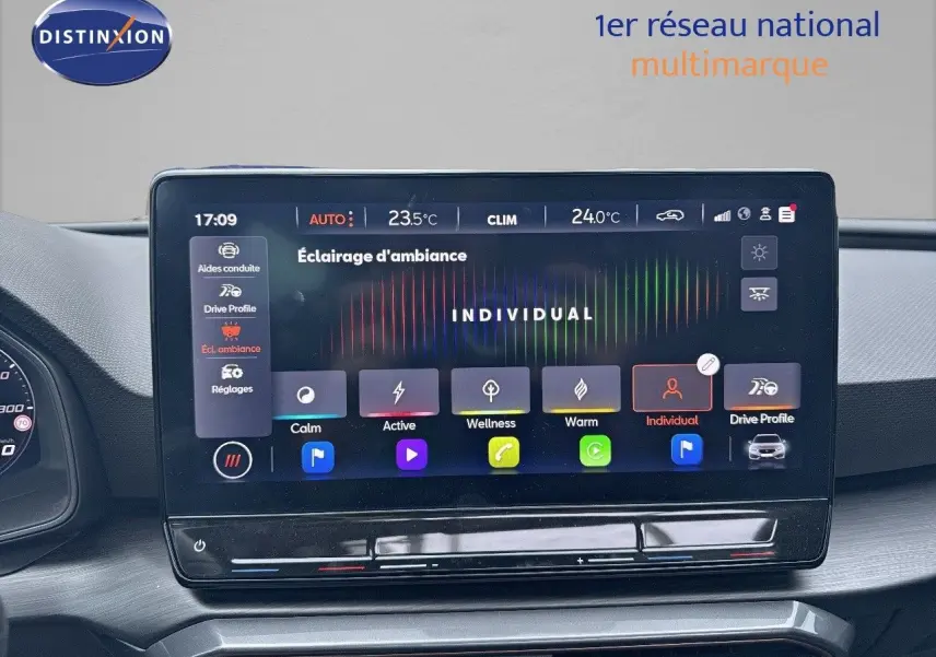 Écran tactile central du tableau de bord de la CUPRA LEON ST 2024, affichant les réglages d'éclairage d'ambiance.