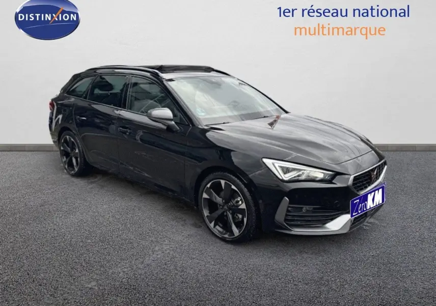 CUPRA Leon ST noir Midnight Metal en 3/4 avant droit, avec jantes bi-ton et phares LED allumés.