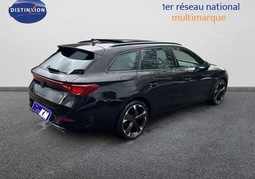 Vue 3/4 arrière droite d'une CUPRA LEON ST noire Midnight Metal avec jantes bi-ton et toit ouvrant panoramique.