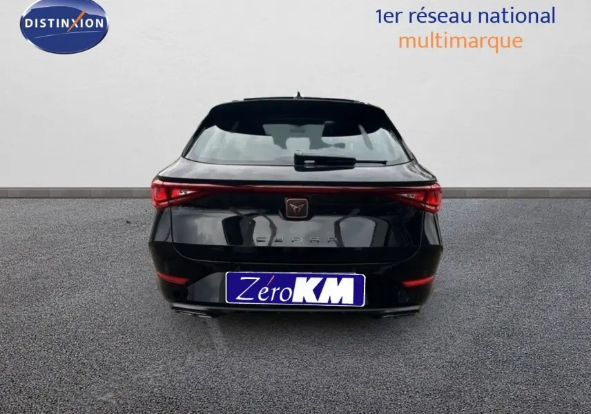 Vue arrière d'une CUPRA LEON ST noire Midnight Metal, soulignant ses feux LED et son logo distinctif central.