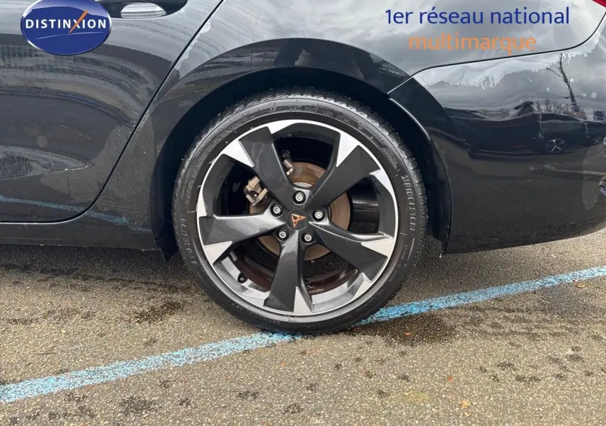 Gros plan sur la roue arrière droite noire Midnight Metal d'une CUPRA LEON ST 2024 avec jante bi-ton distinctive.