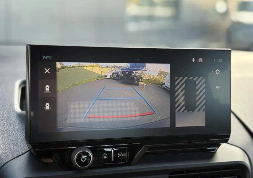 Écran tactile intérieur du Citroën Berlingo Multispace bleu montrant la caméra de recul avec guidage au parking.