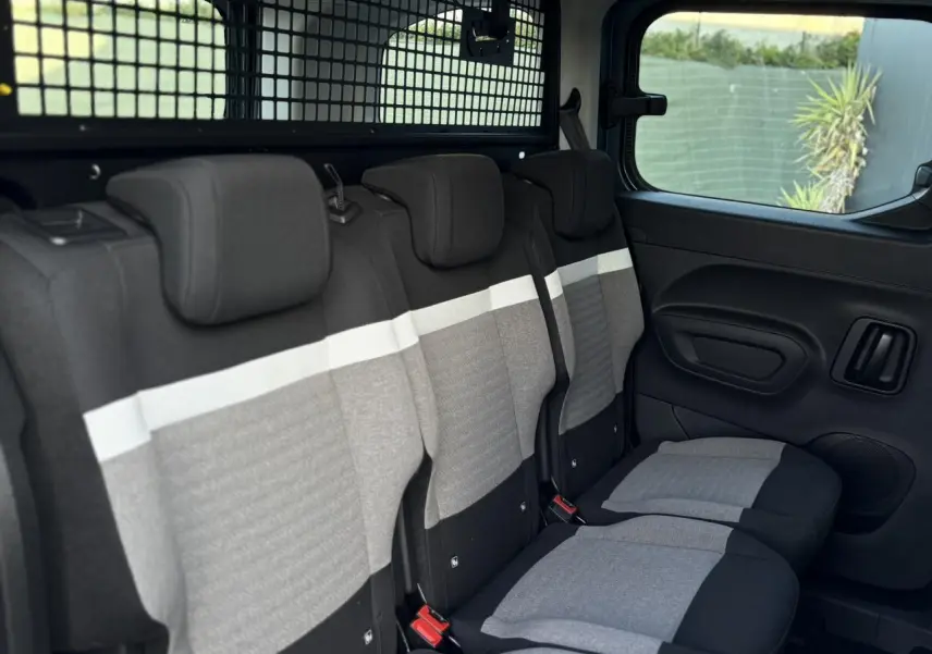 Vue intérieure côté droit sur les trois sièges arrière gris et noirs du Citroën Berlingo Multispace 2025.