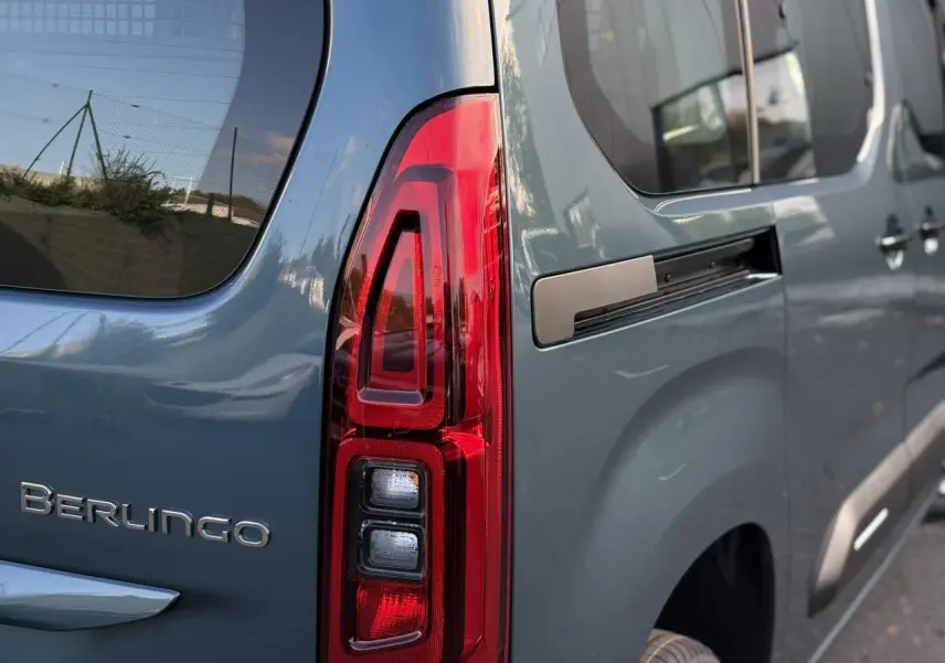 Gros plan sur le feu arrière droit et la partie latérale bleue métallisée du Citroën Berlingo Multispace 2025.
