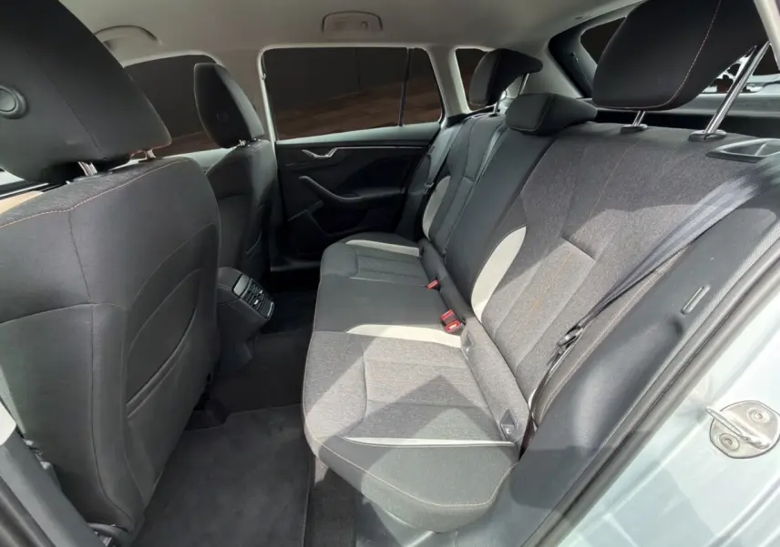 Vue rapprochée du tableau de bord du Skoda Kamiq 2023, écran tactile central affichant les aides à la conduite.