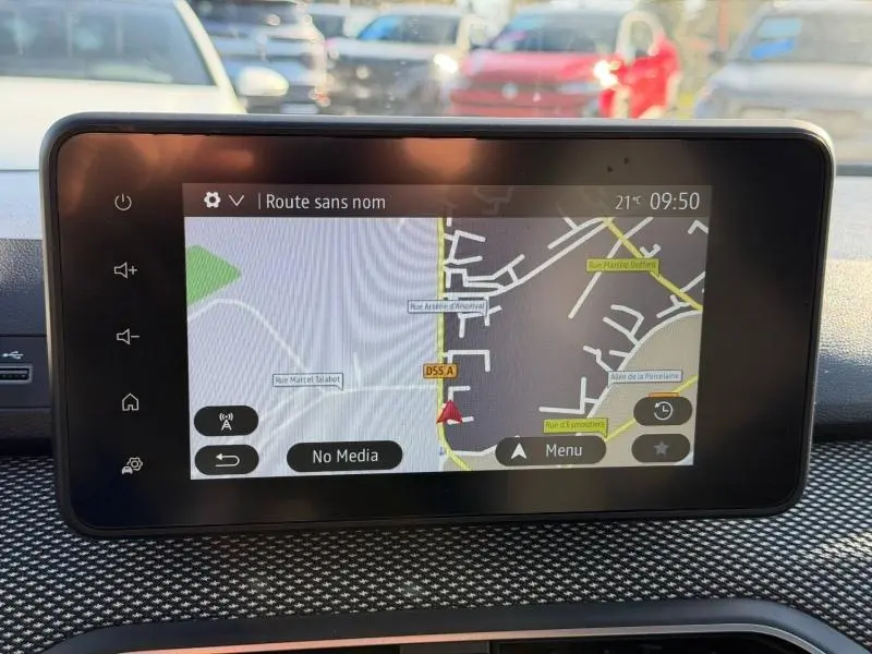 Écran tactile central du tableau de bord du Dacia Jogger 2025, affichant le GPS avec carte et menu.
