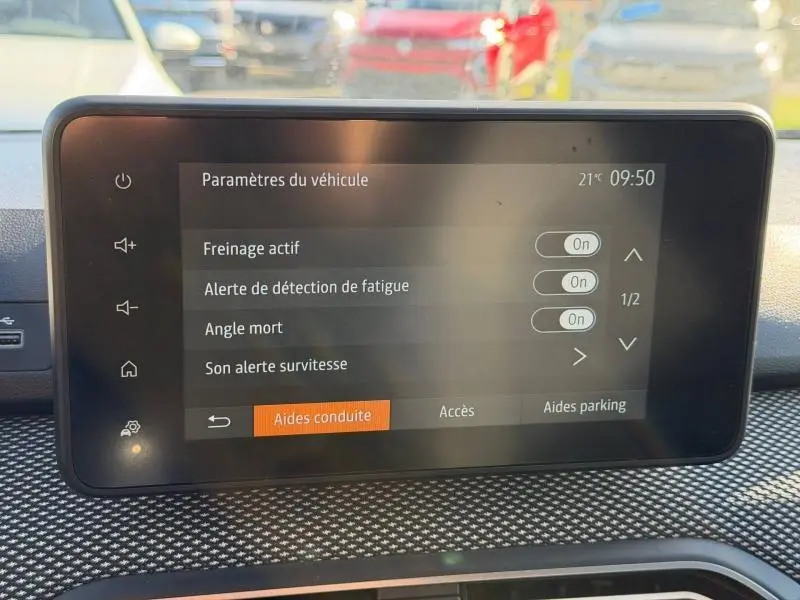 Écran tactile du tableau de bord du Dacia Jogger 2025 affichant les aides à la conduite, intérieur noir.
