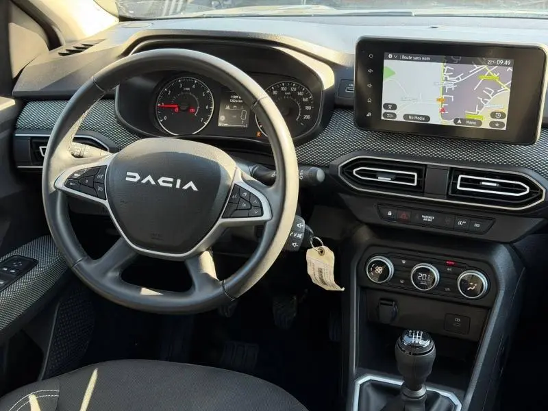 Vue intérieure du tableau de bord du Dacia Jogger 2025, avec volant multifonction et écran tactile de navigation.