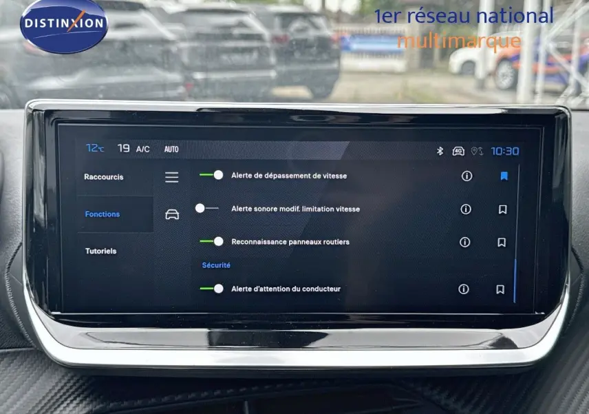 Écran tactile central du Peugeot 2008 Hybrid 136ch Allure 2025 affichant les alertes de sécurité et reconnaissance des panneaux.
