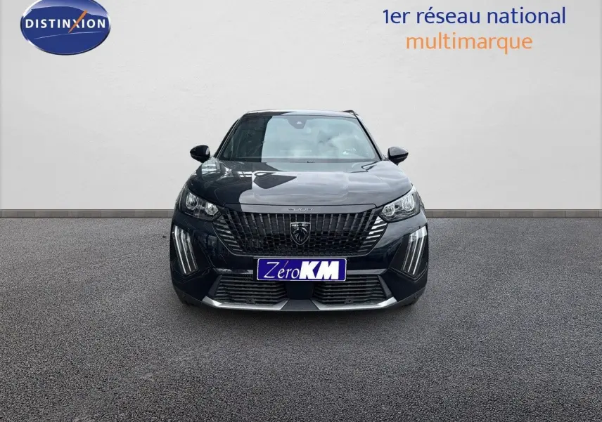 Vue frontale d'un Peugeot 2008 HYBRID 136CH Allure noir métal avec calandre imposante et feux LED verticaux.