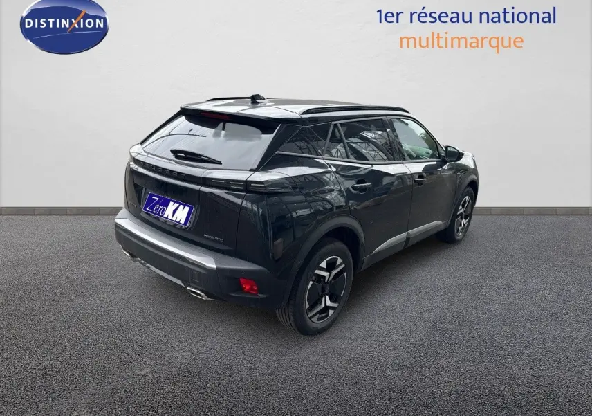 Peugeot 2008 Hybrid noir métal en 3/4 arrière droit, avec jantes bi-ton et feux LED distinctifs.
