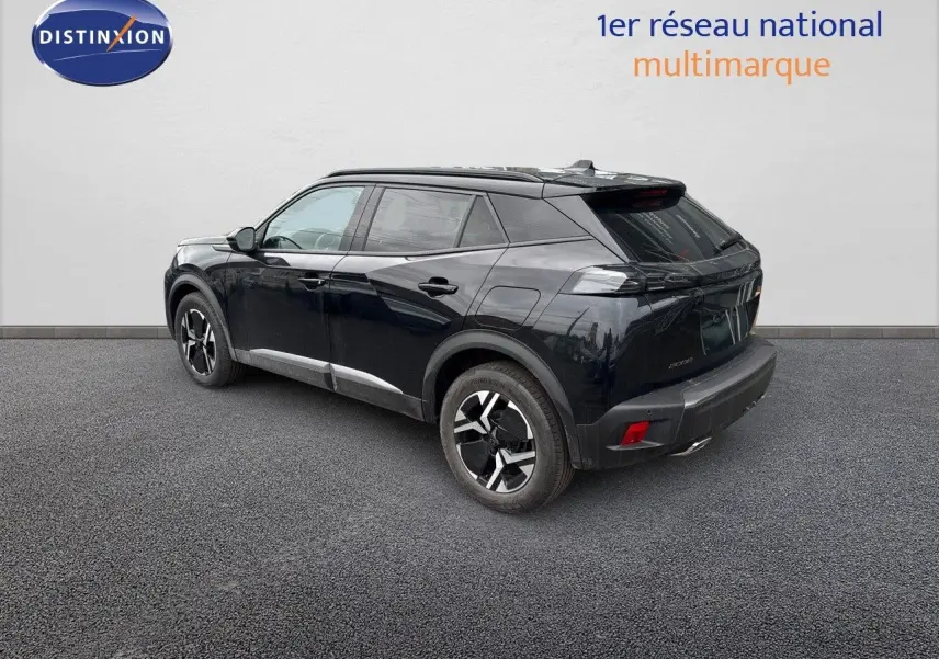 Peugeot 2008 Hybrid noir métal vue 3/4 arrière côté gauche, avec jantes alliage et feux LED distinctifs.