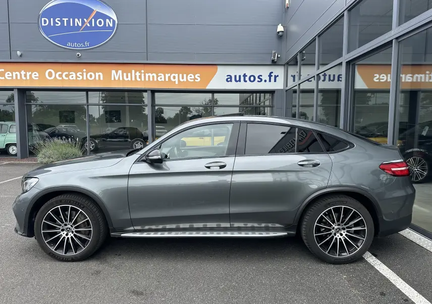 Vue de profil côté gauche d'un Mercedes GLC Coupé 250 D Fascination gris foncé avec jantes alliage et marchepieds.