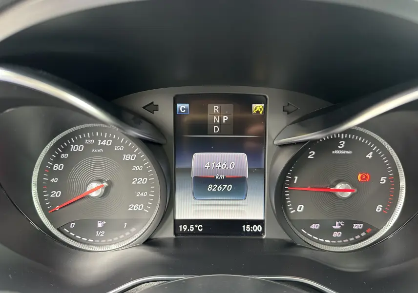 Vue rapprochée du tableau de bord du Mercedes GLC Coupé gris foncé, affichant compteur et écran digital central.