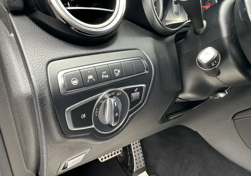 Vue rapprochée du tableau de bord côté gauche du Mercedes GLC Coupé 250 D Fascination gris foncé, avec commandes d’éclairage et aides à la conduite.