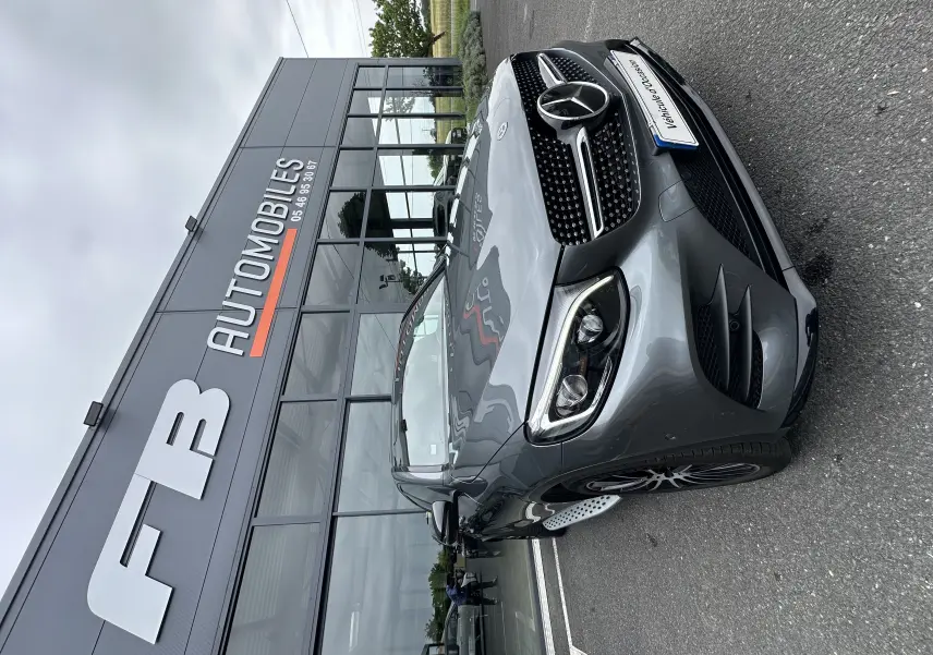 Mercedes GLC Coupé 250 D Fascination gris foncé vu en 3/4 avant droit devant un showroom automobile.