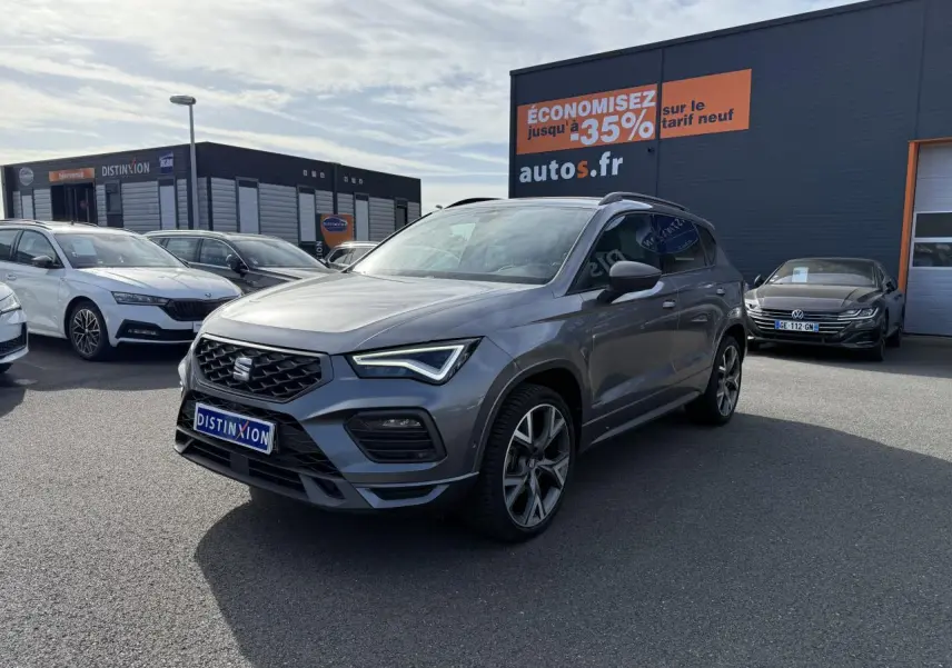 SEAT Ateca gris graphite en 3/4 avant droit, jantes alu 19 pouces et calandre noire distinctive FR