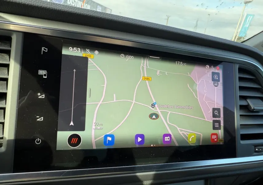 Écran tactile central du SEAT Ateca gris graphite 2023 affichant la navigation GPS en extérieur lumineux