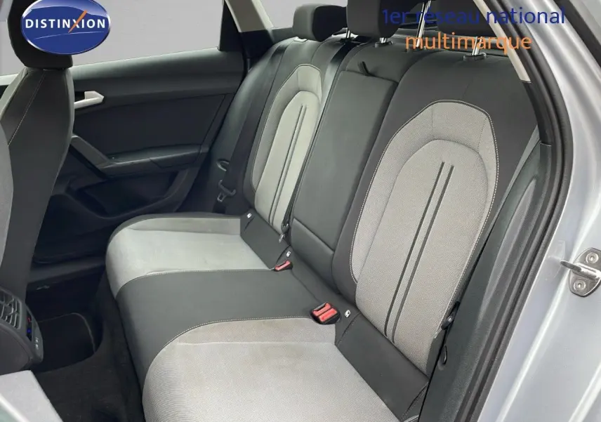 Vue intérieure côté droit des sièges arrière en tissu gris clair et noir d'une SEAT LEON ST 2023 gris urbain.