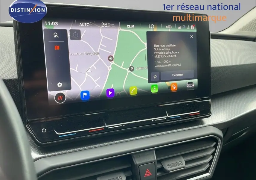 Écran tactile central avec navigation affichée dans l'habitacle d'une SEAT LEON ST gris urbain 2023.