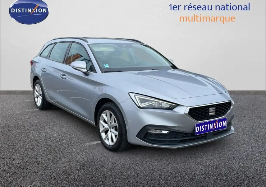 SEAT LEON ST gris urbain vue 3/4 avant droit, break compact avec jantes alliage et calandre noire.