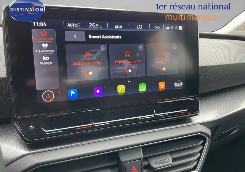 Écran tactile central affichant les assistants intelligents dans l'habitacle gris du SEAT LEON ST 2023.