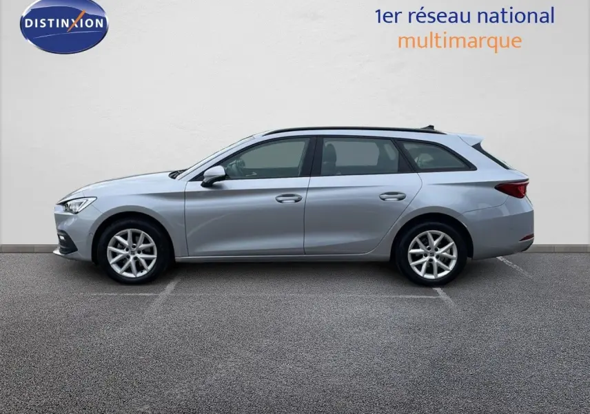 Profil côté gauche d'une SEAT LEON ST gris urbain 2023, break compact avec jantes alliage et lignes épurées.