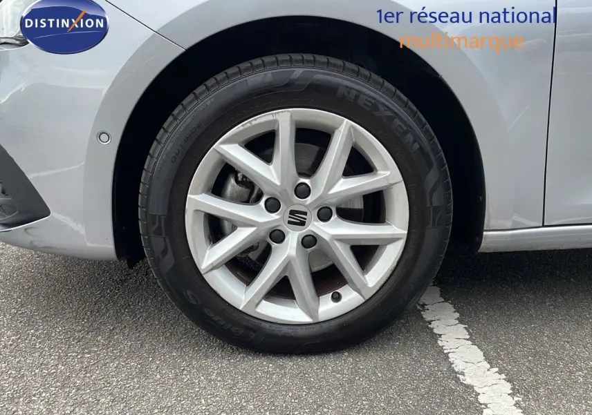 Gros plan sur la roue avant gauche gris urbain d'une SEAT LEON ST 2023 avec jante alliage à 5 branches.