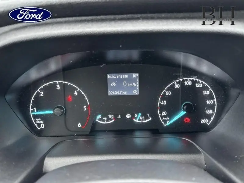 Tableau de bord du Ford Transit Custom noir, affichant compteur de vitesse et compte-tours au ralenti, vue intérieure frontale.