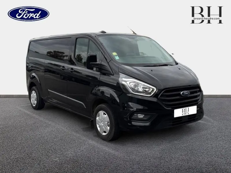 Fourgon Ford Transit Custom noir Agate métallisé vu en 3/4 avant droit sur fond neutre.
