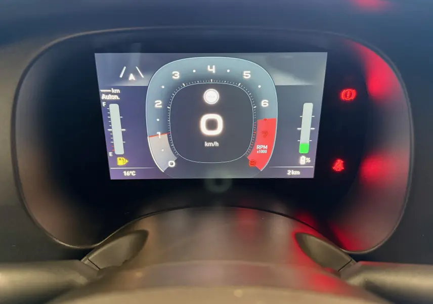 Vue rapprochée du tableau de bord numérique de la Fiat Panda 1.0 Hybrid 2025 affichant la vitesse à 0 km/h et les voyants allumés.