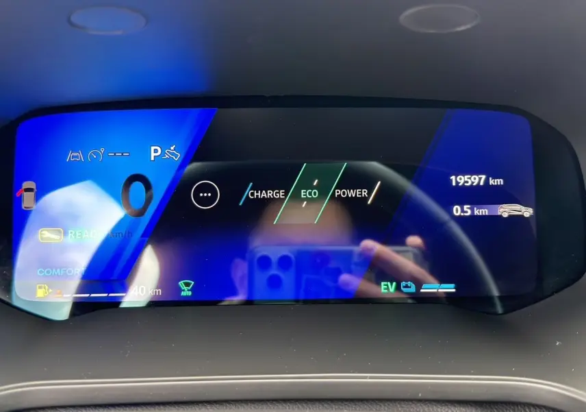 Affichage numérique du combiné d'instruments de la Renault Symbioz gris clair, montrant l'autonomie et mode de conduite.