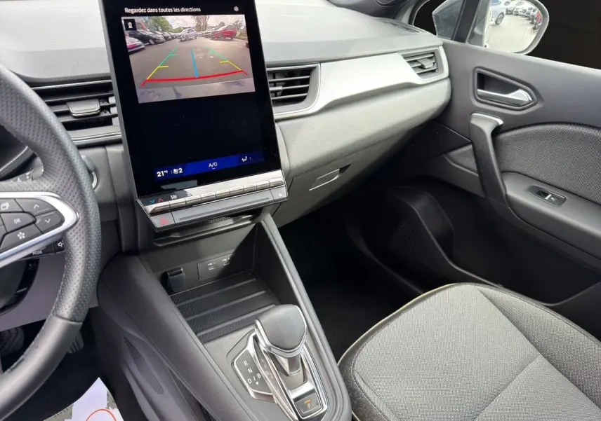 Vue intérieure côté passager du Renault Symbioz gris clair 2025, avec écran tactile central affichant la caméra de recul.