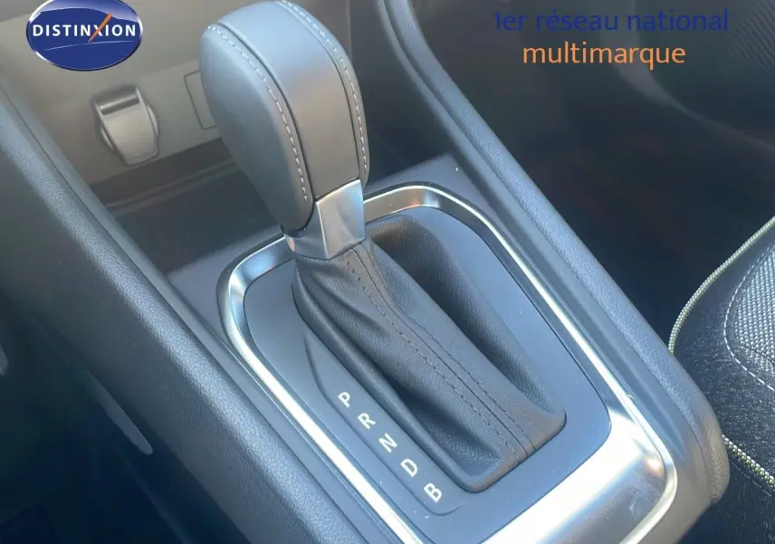 Le levier de la boîte automatique en cuir noir dans l'habitacle du Renault Captur E-Tech hybride 2025.