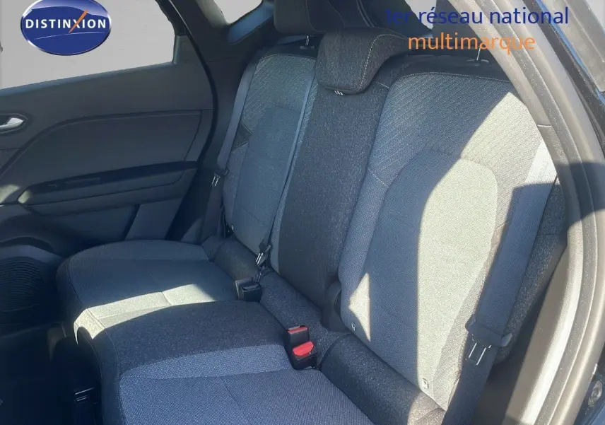 Vue intérieure des sièges arrière en tissu gris et noir du Renault Captur E-Tech hybride 2025, côté droit éclairé par le soleil.