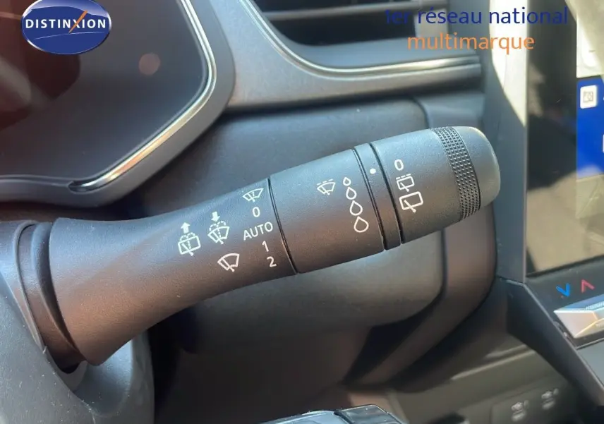 Gros plan sur la commande d'essuie-glace à gauche du volant du Renault Captur E-Tech noir étoile métal 2025.