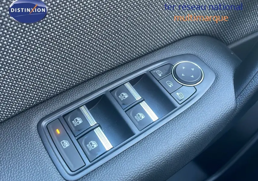 Gros plan sur les commandes de lève-vitres et rétroviseurs côté conducteur du Renault Captur noir étoile métal 2025.