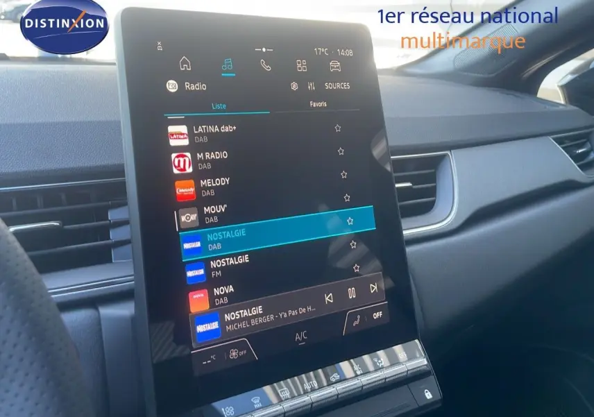 Écran tactile central affichant les stations radio dans l'habitacle du Renault Captur noir étoile métal, version hybride 2025.