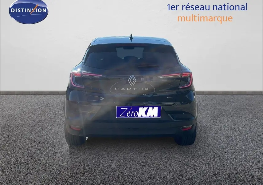 Vue arrière d'un Renault Captur noir étoile métal 2025 avec feux LED et logo bien visibles sur fond neutre.