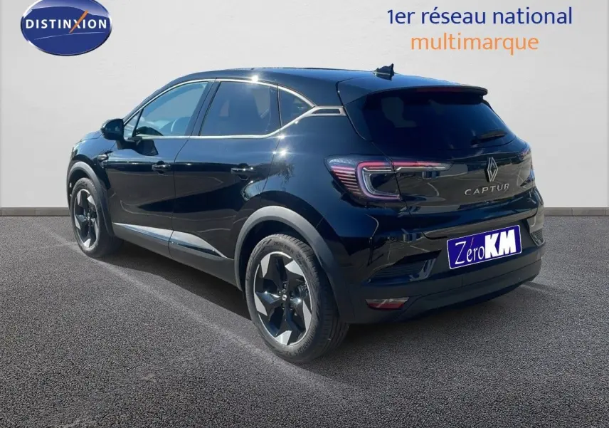 Renault Captur E-Tech hybride noir étoile métal vu de 3/4 arrière droit avec jantes bi-ton et feux LED distinctifs.