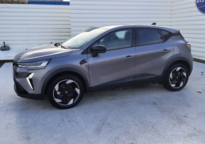 Renault Captur gris Cassiopée en vue de profil côté gauche, avec jantes noires et détails modernes LED.