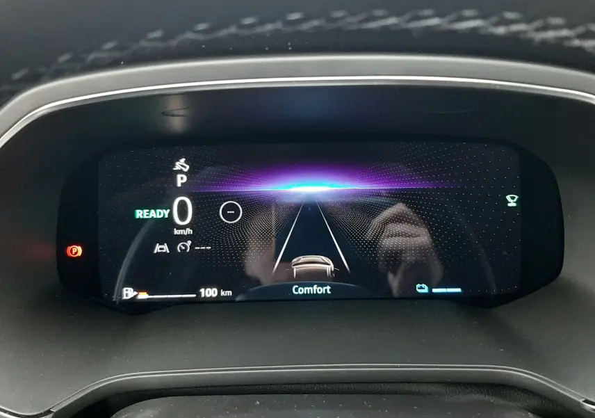 Affichage numérique du tableau de bord du Renault Captur 2025, montrant la vitesse à 0 km/h et le mode Confort.