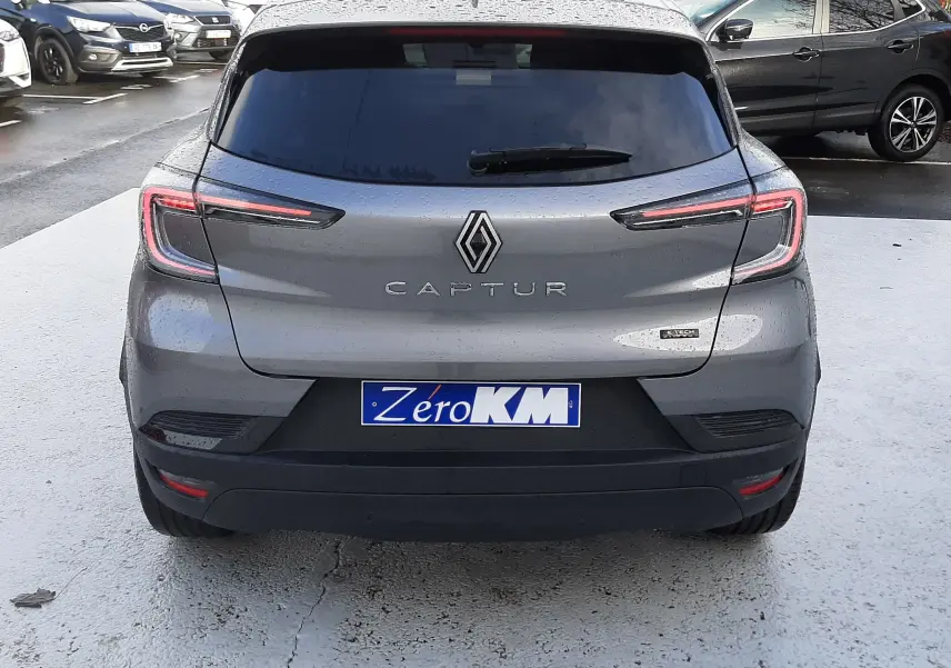 Vue arrière d'un Renault Captur gris Cassiopée 2025 avec feux LED caractéristiques et logo central bien visible.