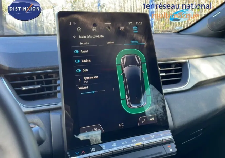 Vue intérieure du tableau de bord du Renault Captur 2025, écran tactile central affichant les aides à la conduite.