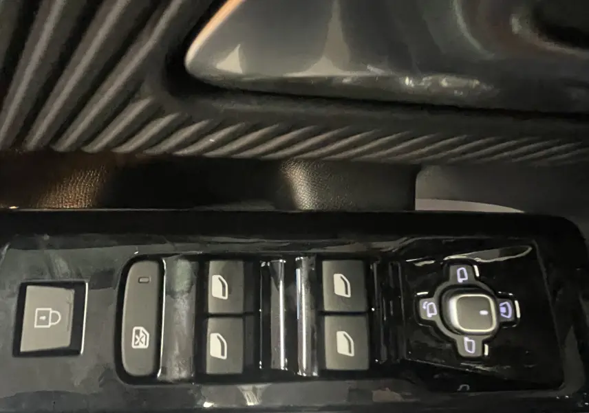 Gros plan sur les commandes des vitres et rétroviseurs côté conducteur d'une Citroën C5 Aircross hybride 2026.